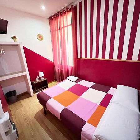 Hostal La Casa De La Plaza Madrid Esterno foto