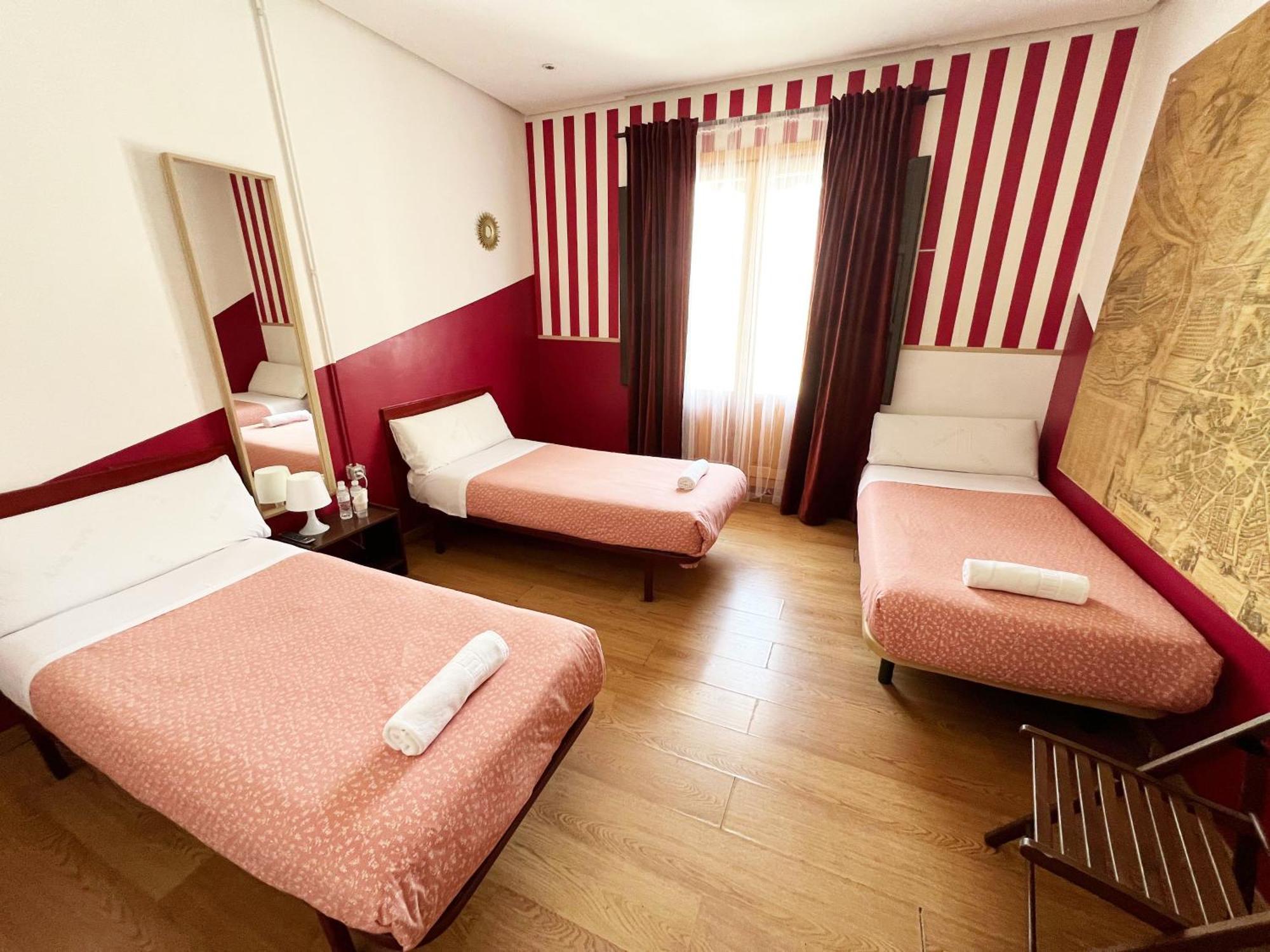 Hostal La Casa De La Plaza Madrid Esterno foto